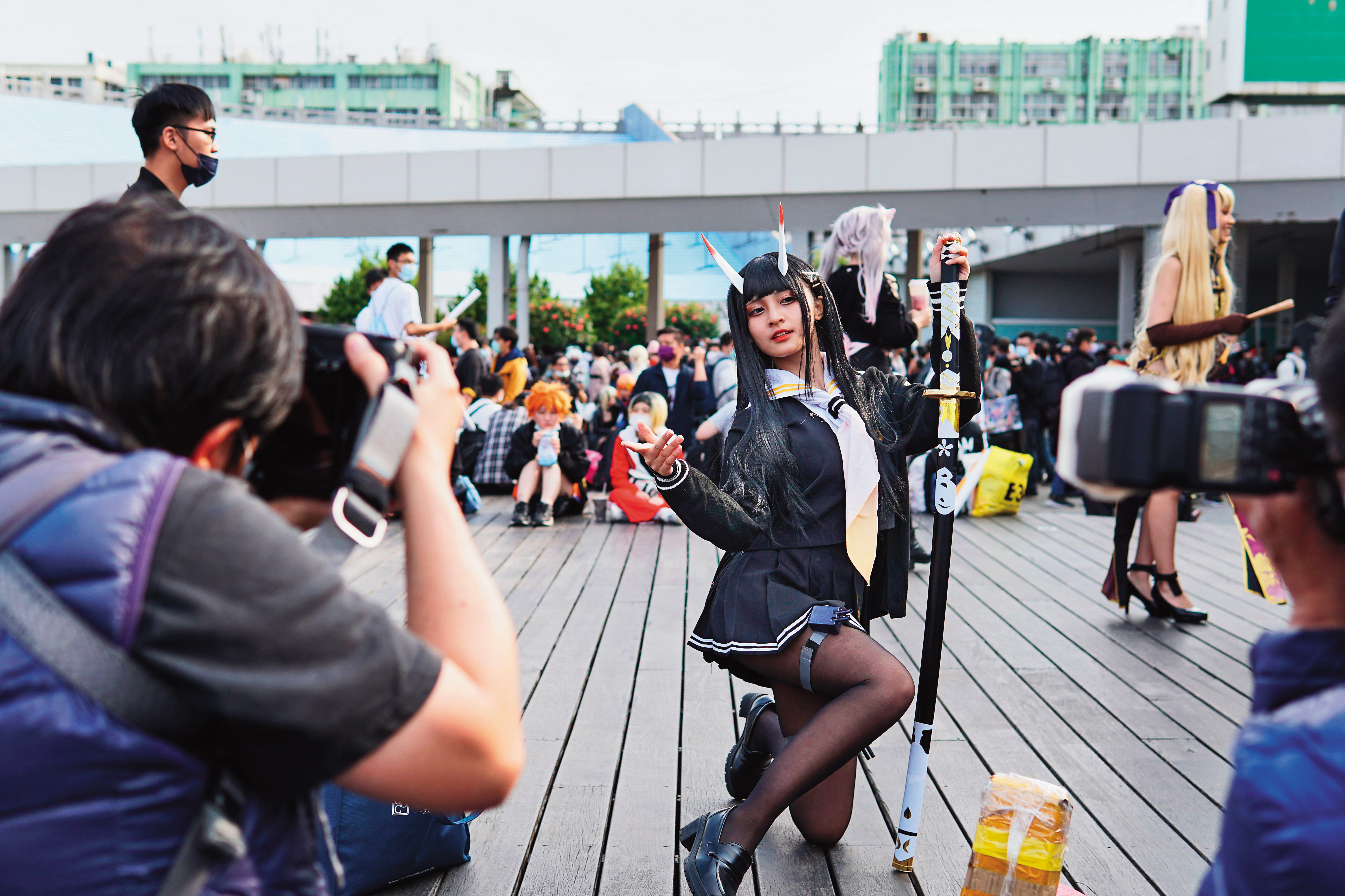 同人活動會聚集許多角色扮演（Cosplay）愛好者，FF會場內也有許多攤位販售Coser寫真書。