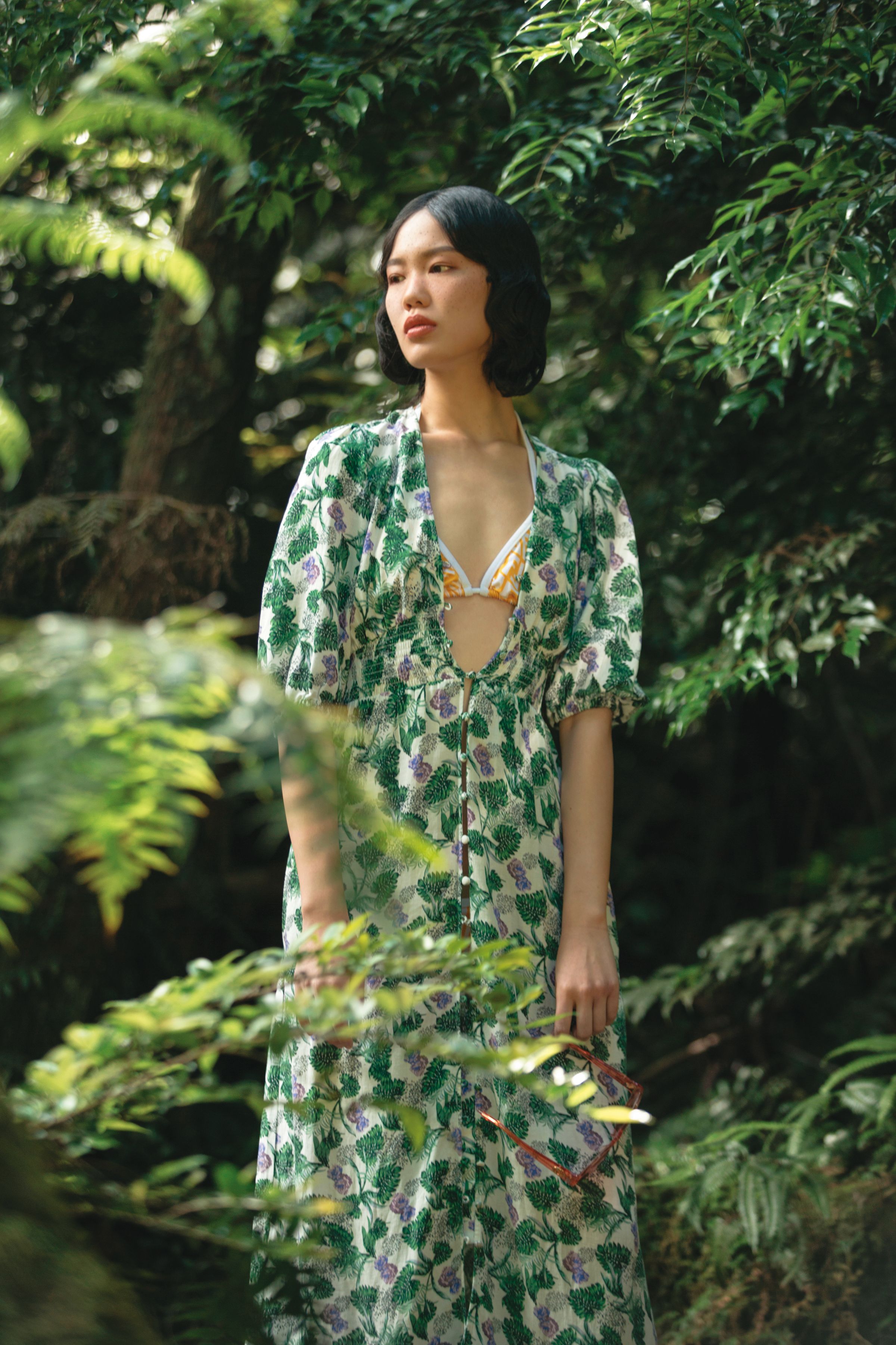 V領印花洋裝 NT$13,680 by Maje；Vertigo系列泳裝 NT$18,900 by FENDI；紅色圓形太陽眼鏡 NT$16,100 by GUCCI。