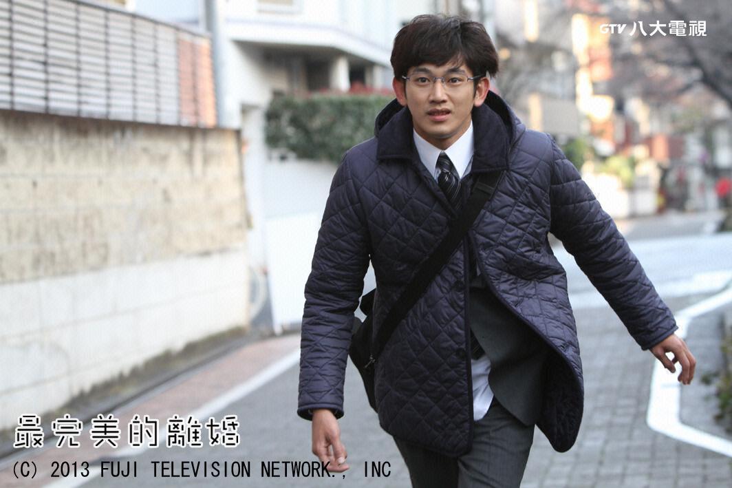 永山瑛太8年前在《最完美的離婚》飾演神經質的業務員，與老婆鬧離婚。（八大戲劇台提供）