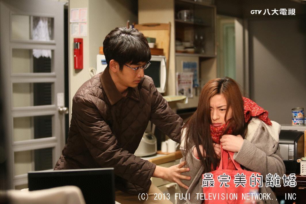 瑛太（左）在《最完美的離婚》中和尾野真千子個性南轅北轍，卻因311地震意外擦出火花。（八大戲劇台提供）
