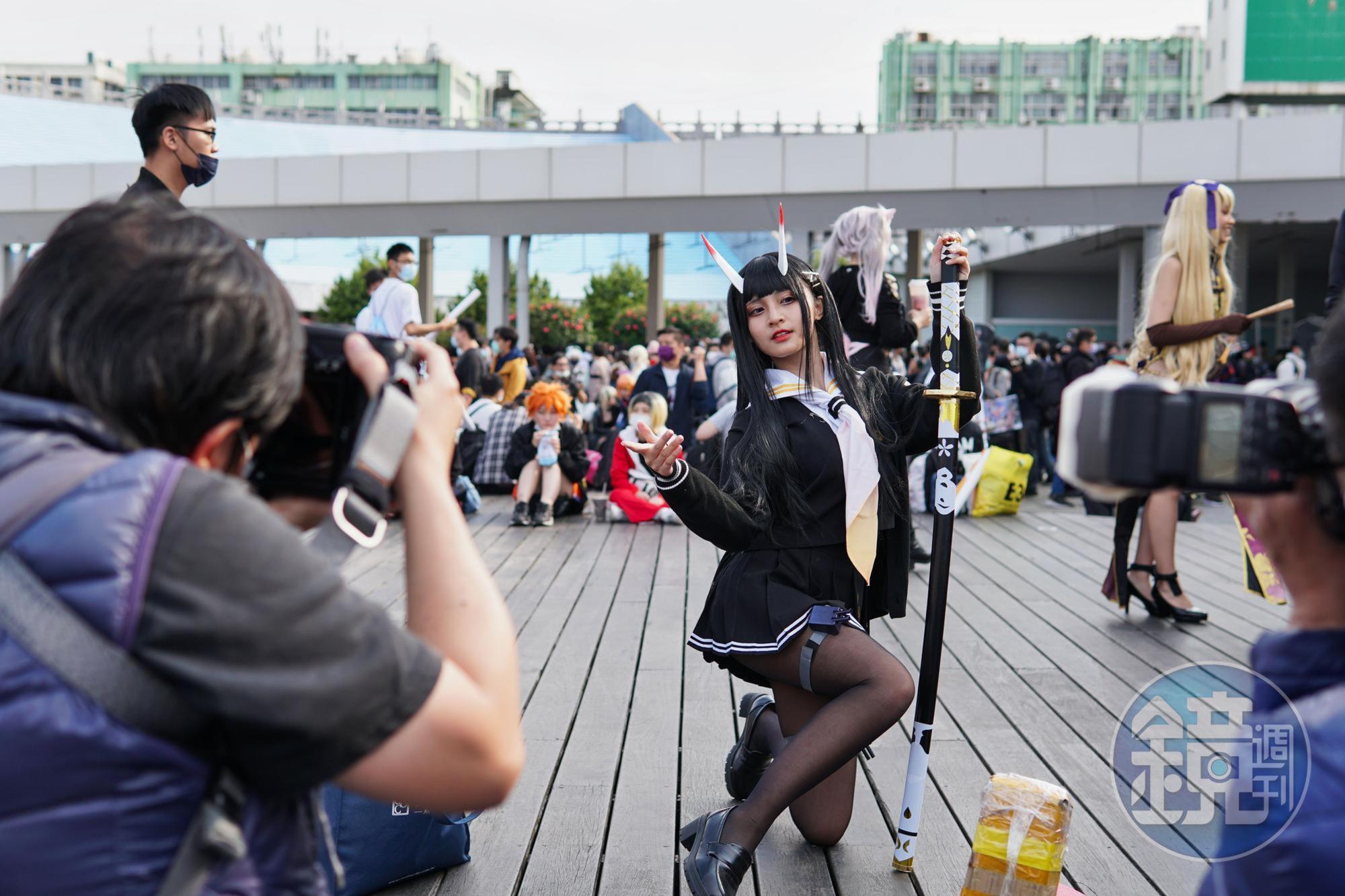 同人活動會聚集許多角色扮演(Cosplay)愛好者,FF會場內也有許多攤位販售Coser寫真書。