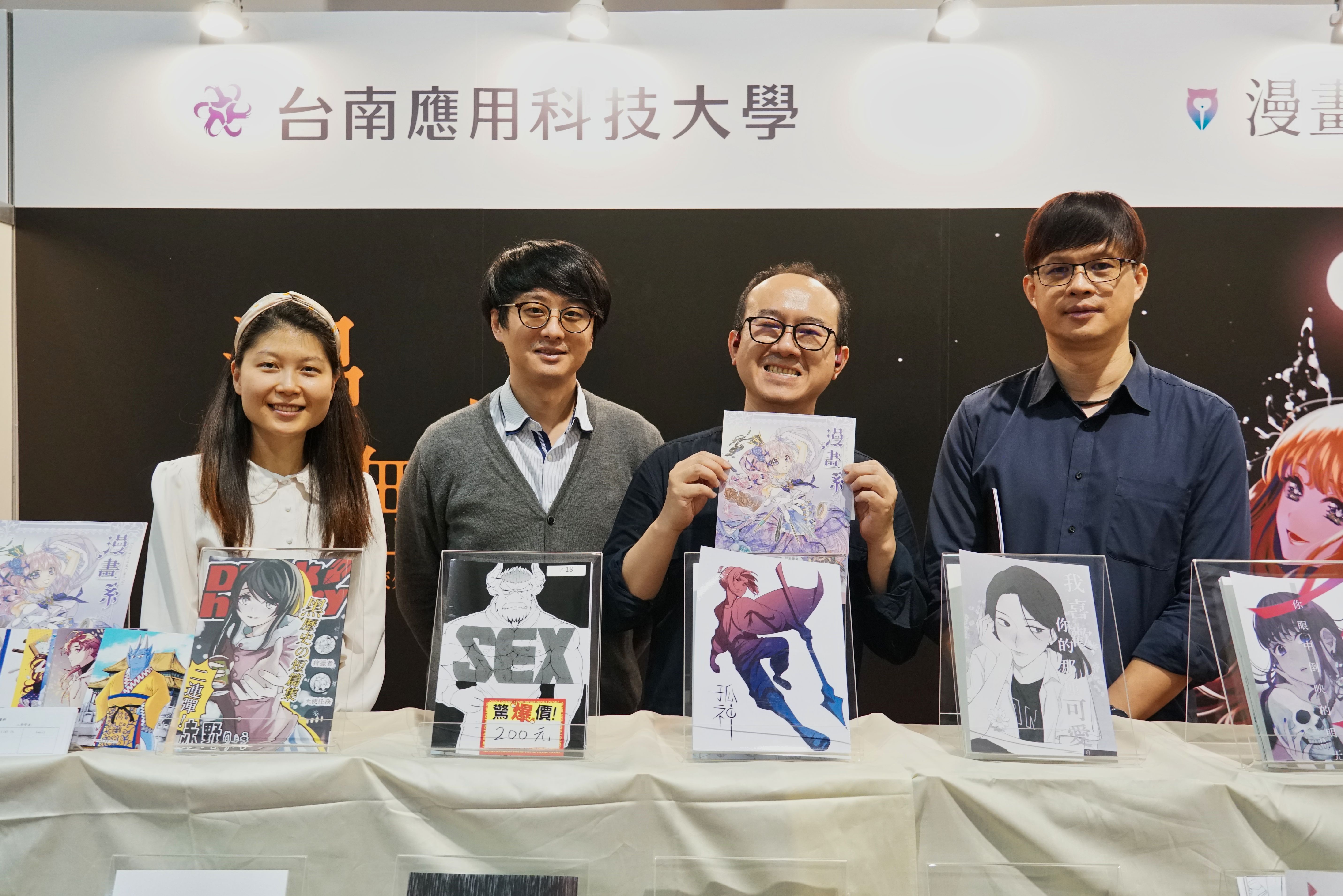 南應大漫畫學士學程由主任陳定凱(右2)帶隊北上,選在CWT57舉辦畢業展。