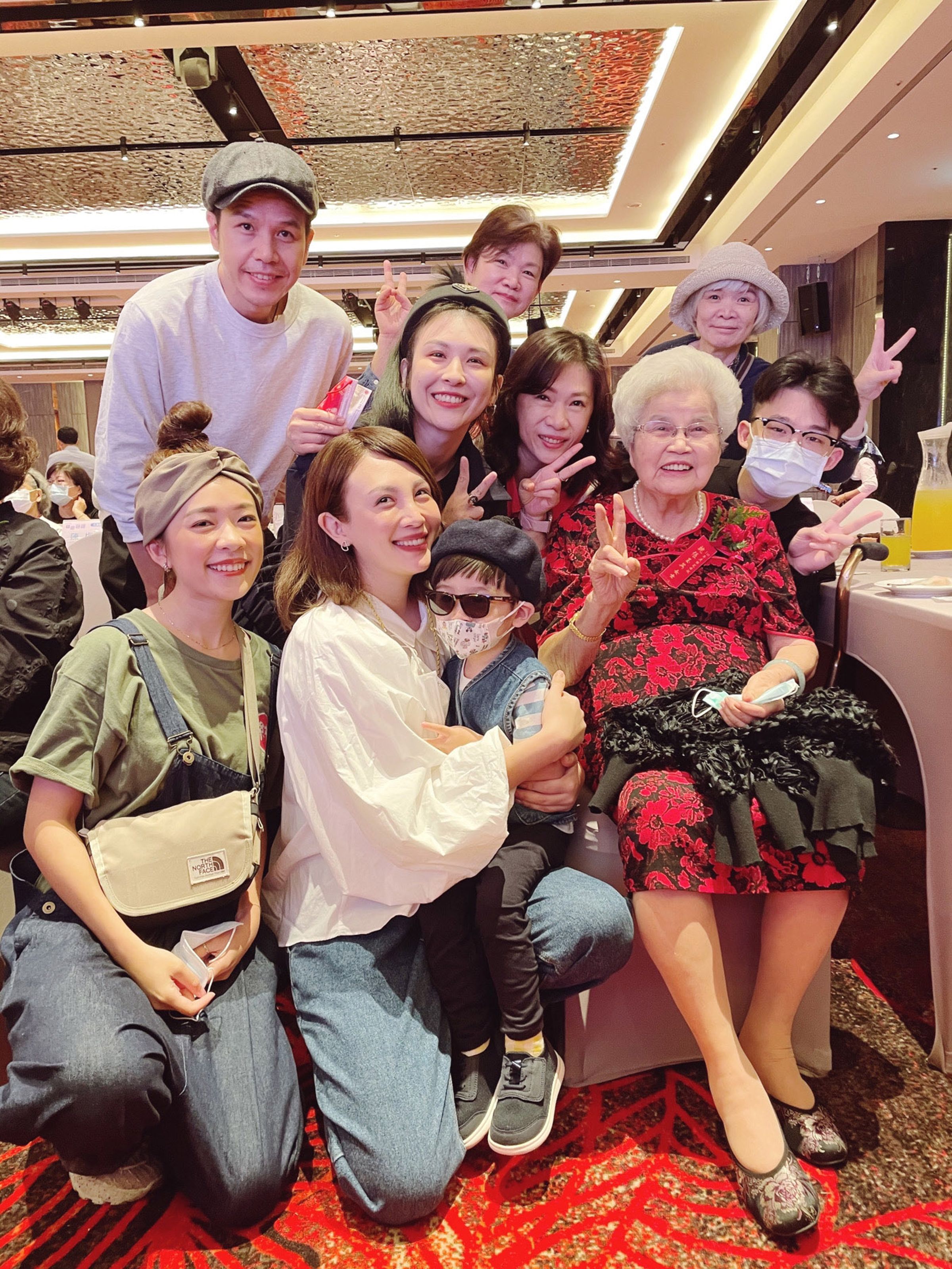 魏如萱（下排左2）和家人、奶奶一起拍合照。（好多音樂提供）