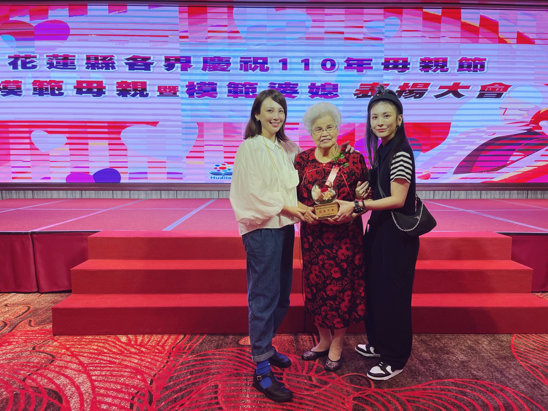 魏如萱（左）和妹妹魏如昀（右）特別放下手邊工作，一早到花蓮觀禮奶奶（中）榮獲模範母親殊榮。（好多音樂提供）