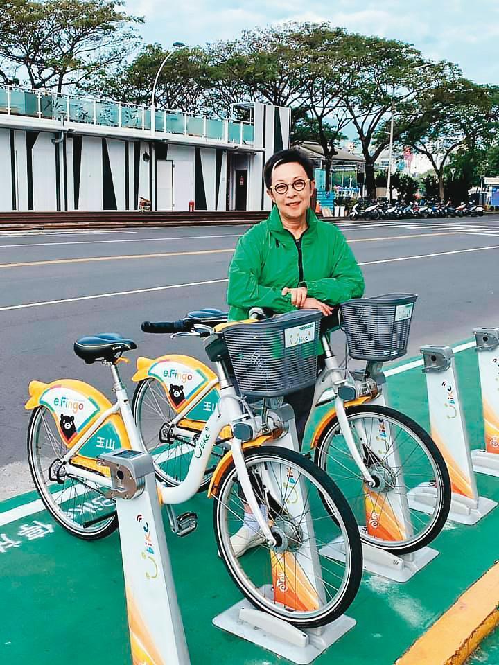 由劉金標打造的微笑單車獨霸國內公共自行車業務,其女劉麗珠更被譽為「YouBike教母」。(翻攝劉麗珠臉書)