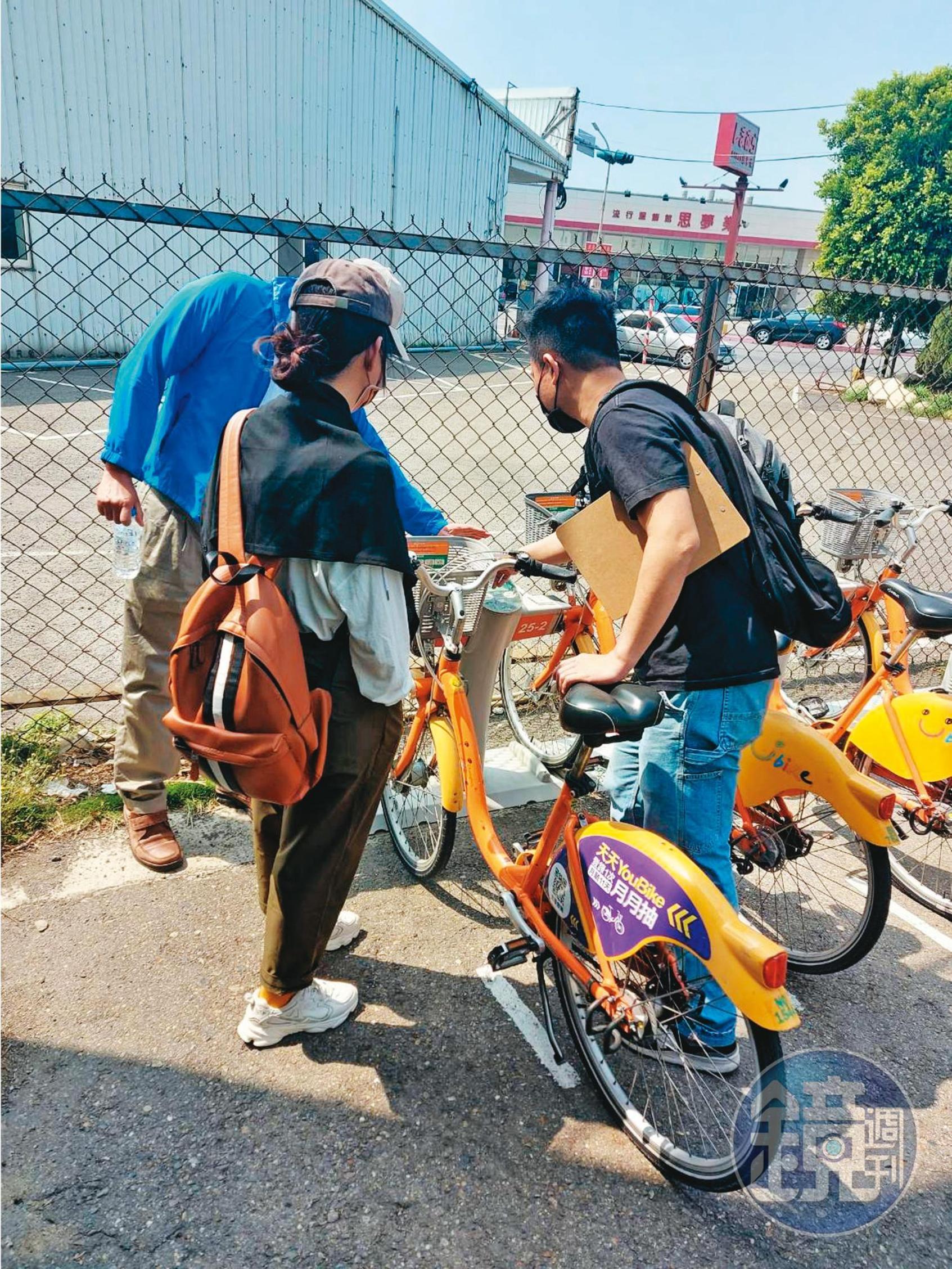 YouBike彰化鹿港基督教醫院站4月6日完成設備點交,但微笑單車遭爆隔日就私自拆走25根車柱內的關鍵晶片SAM卡。圖為點交當天畫面。(讀者提供)