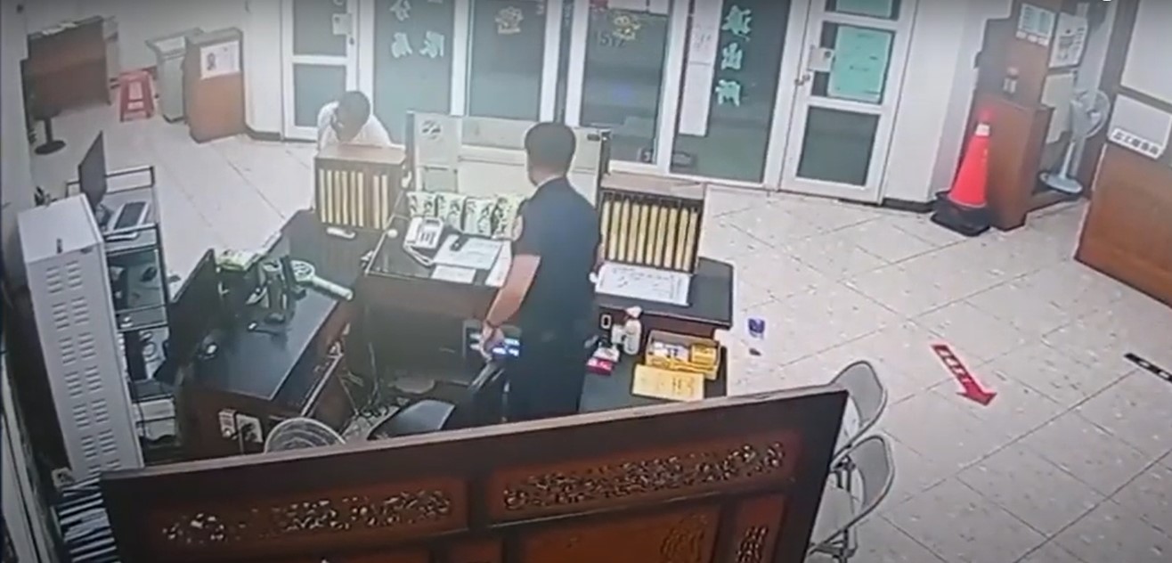 王男要求警方放掉他朋友，而大鬧警方值班台。（警方提供）