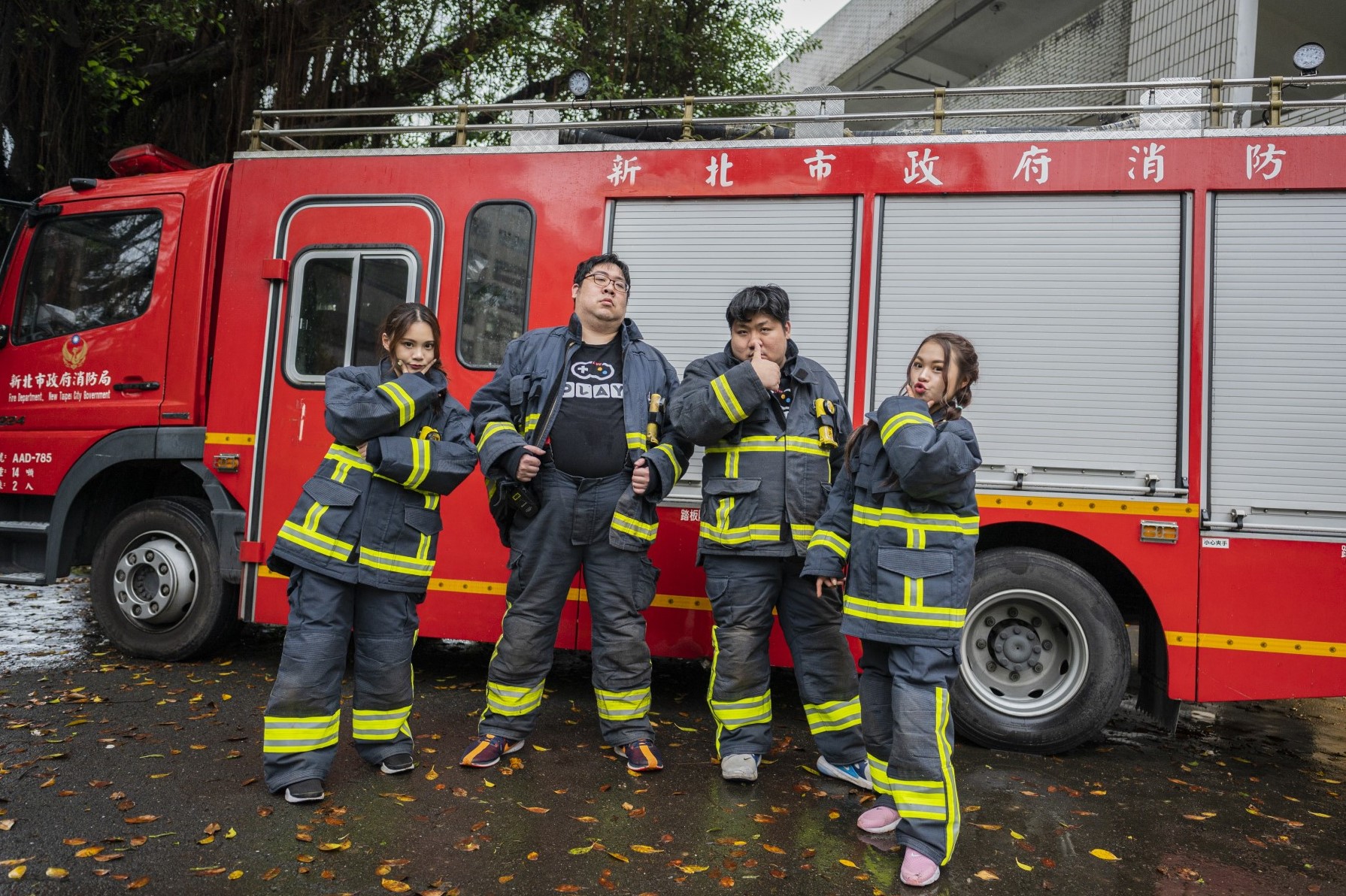 浪LIVE跨界節目《玩咖VS大人物》播出致敬消防人員特集下集，當家知名遊戲實況主亞洲統神–張嘉航（右二）、鼻地大師國動–張葦航（左二）、搭檔活力女孩小安（左一）、小葵（右一）於新北消防局挑戰一日消防員訓練。（浪ive提供）