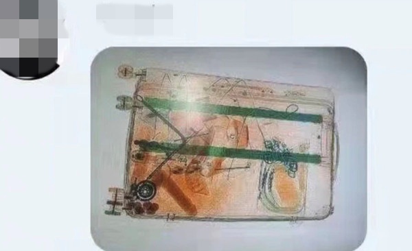 安檢員在網路貼出多張X光機的照片,洩露乘客的隱私。(翻攝自微博)