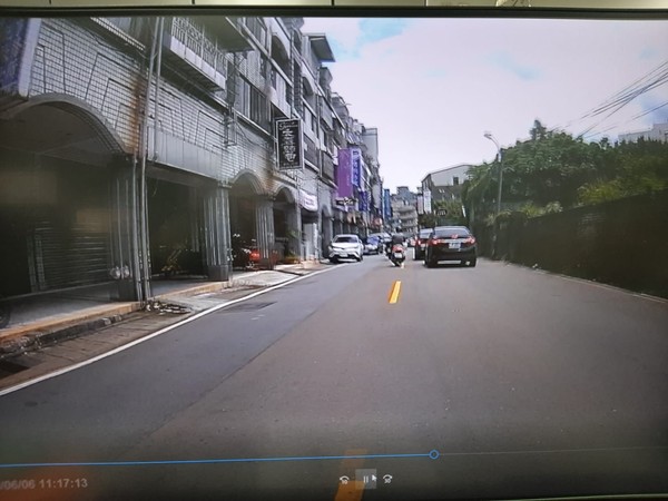 莊姓交警貼出視角照,表示當時看到車流回堵上前了解。(翻攝自爆料公社)