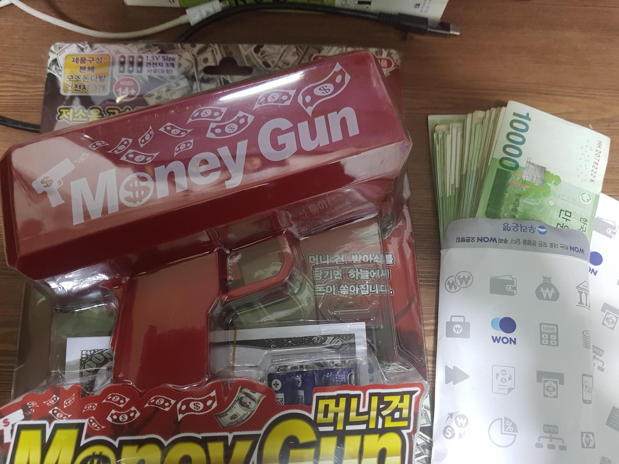發文者買了鈔票槍、還準備一大疊韓幣萬元紙鈔,要在父母節展現「正港的亂花錢」。(翻攝自dogdrip)