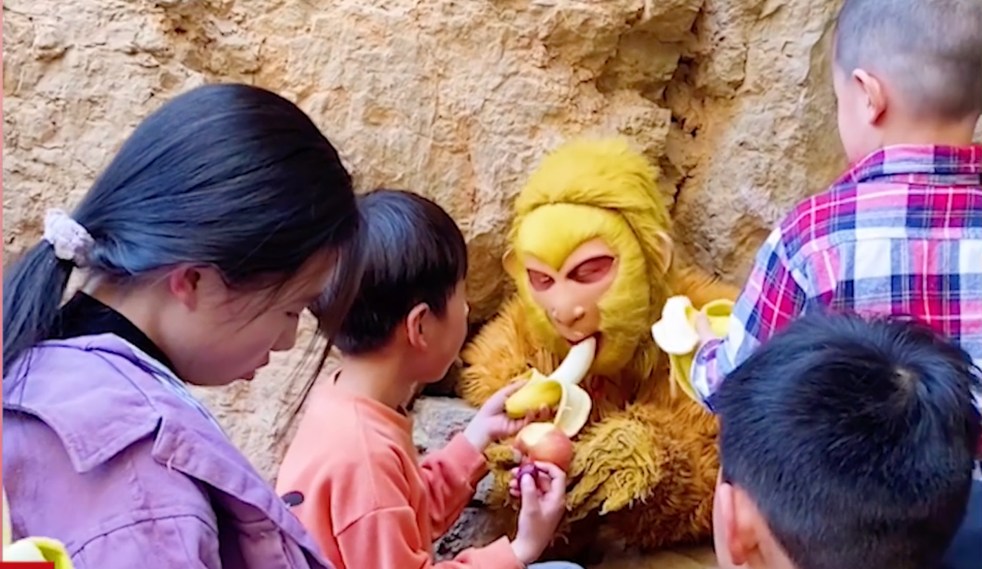 五指山景區員工扮演孫悟空,被遊客熱情餵食。(翻攝自微博)