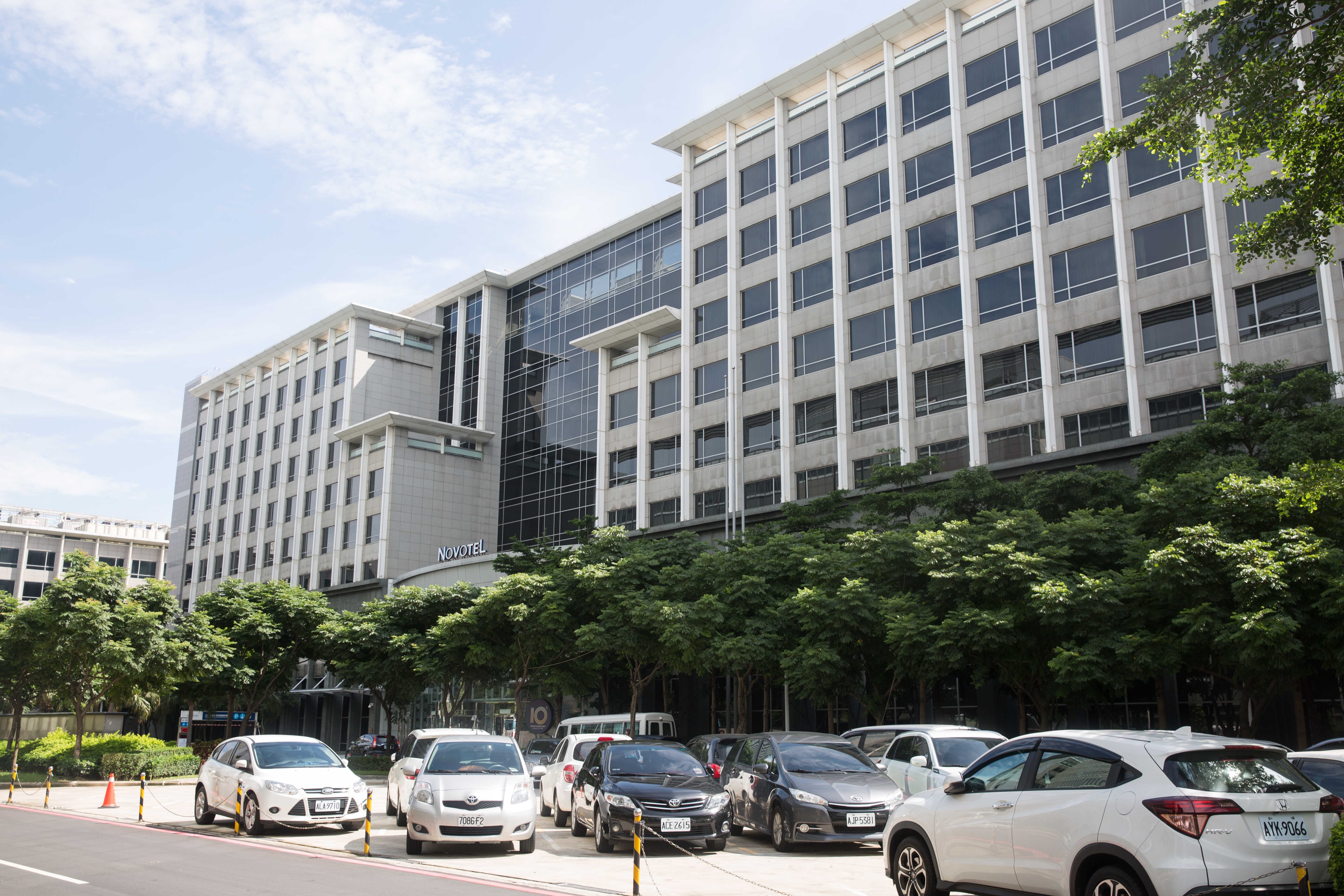 桃園市政府指出，諾富特飯店一館未經市府核准成立防疫旅館，依違規時程逐日計罰，已累積裁處126萬元。（本刊資料照）