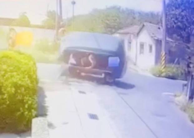 警方的路口監視器拍下整起意外畫面及過程。（警方提供）