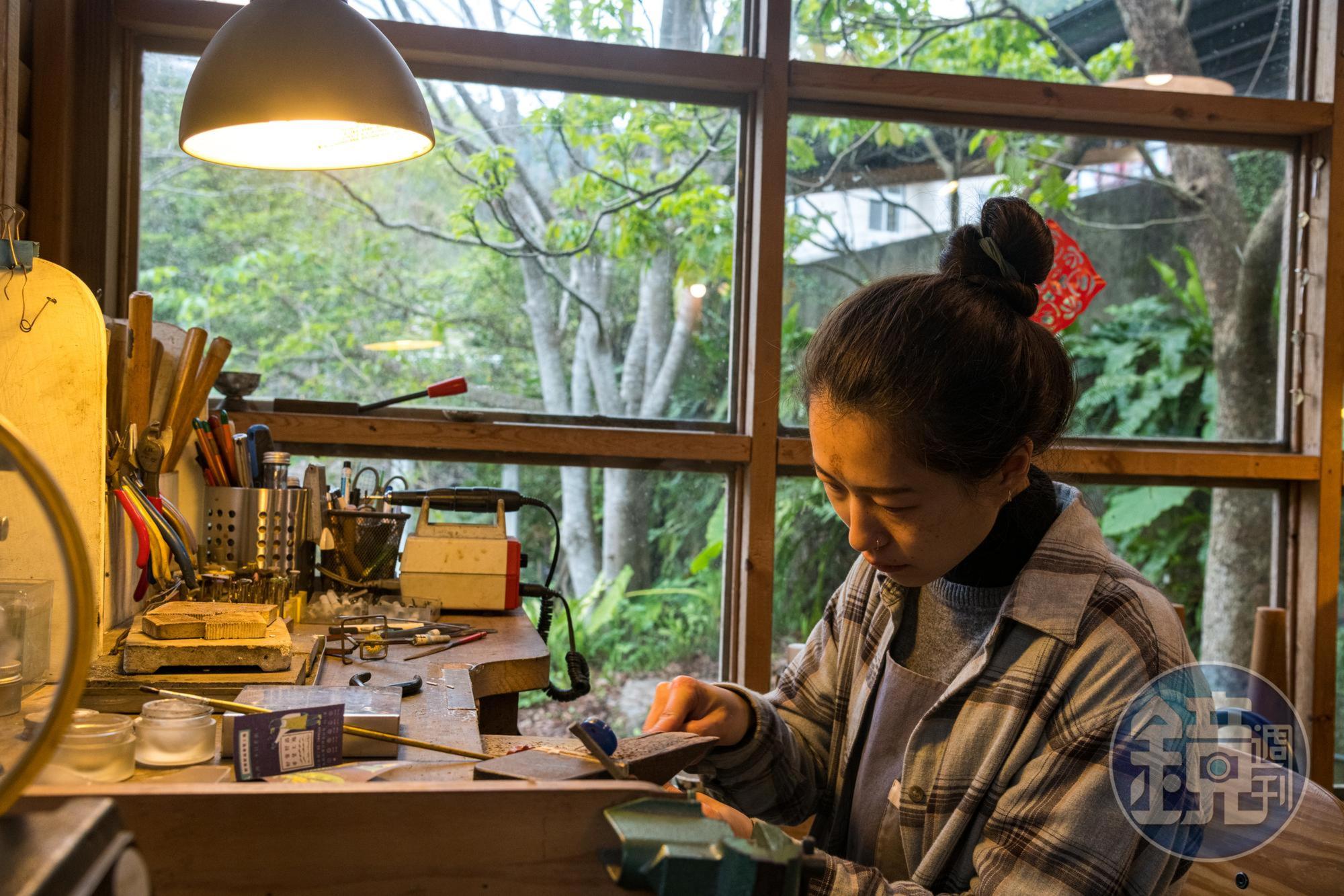 在樹屋裡當一日山城銀匠。