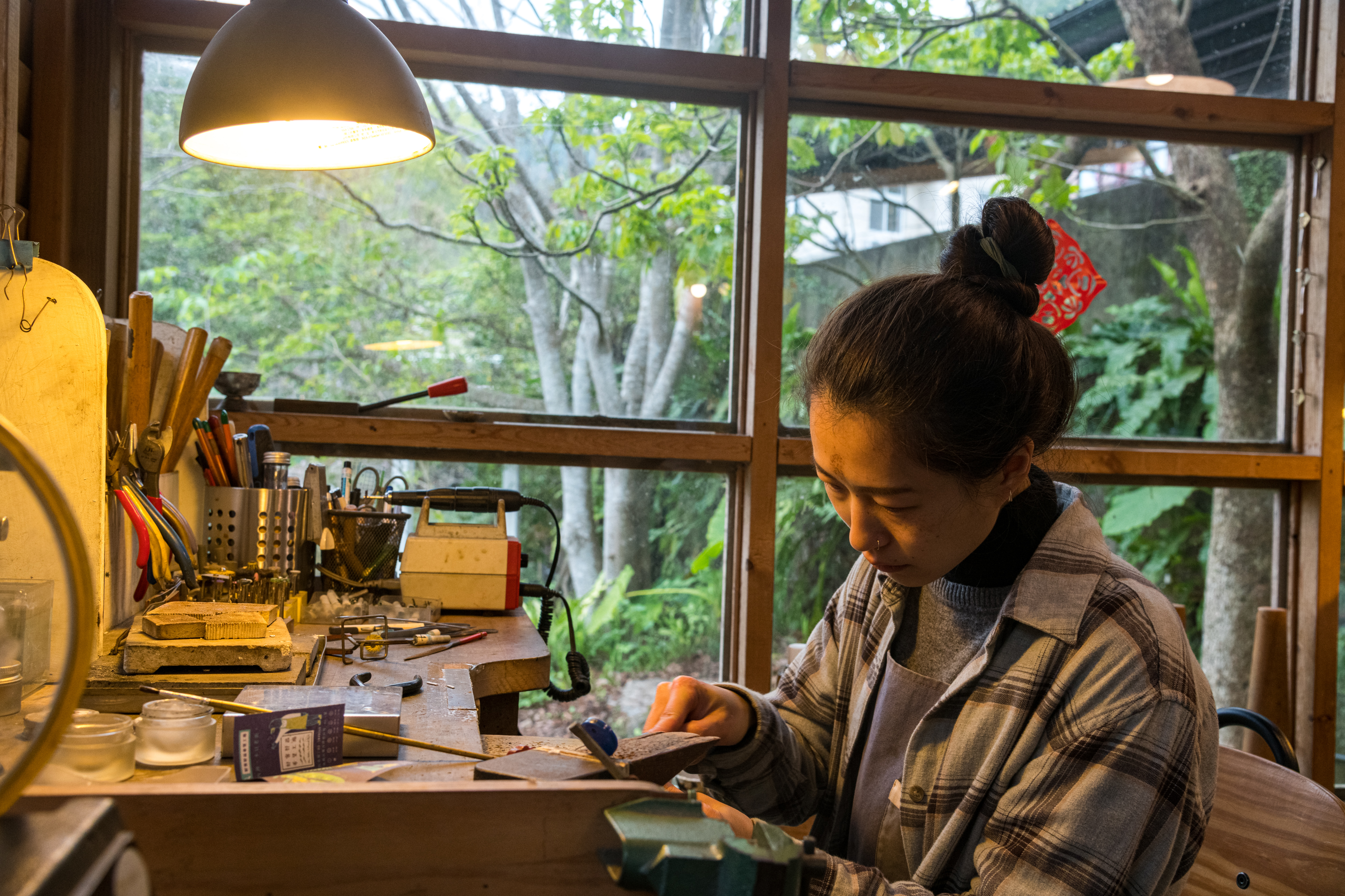 在樹屋裡當一日山城銀匠。