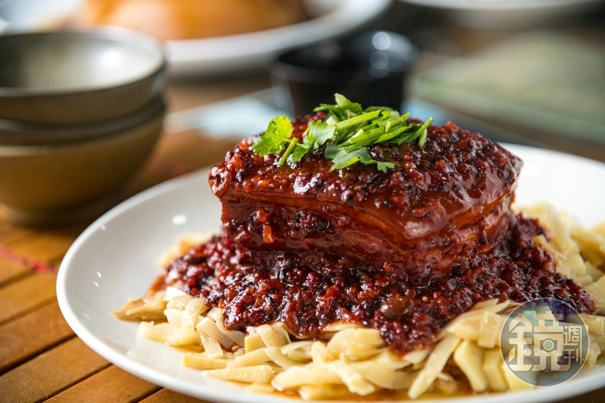 製作耗工費時的「客家米醬肉」，每日僅限量10份。（380元／份）