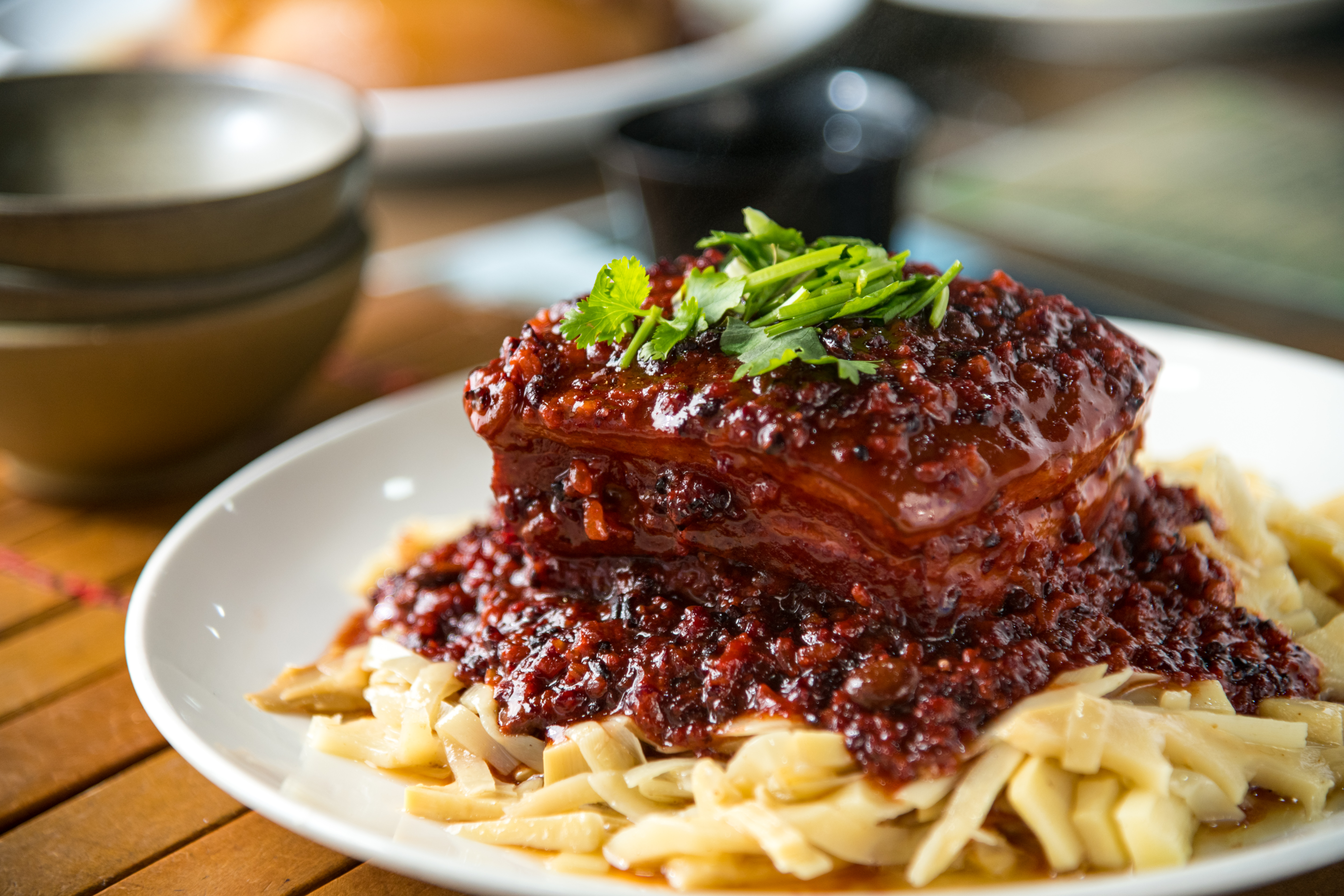 製作耗工費時的「客家米醬肉」，每日僅限量10份。（380元／份）