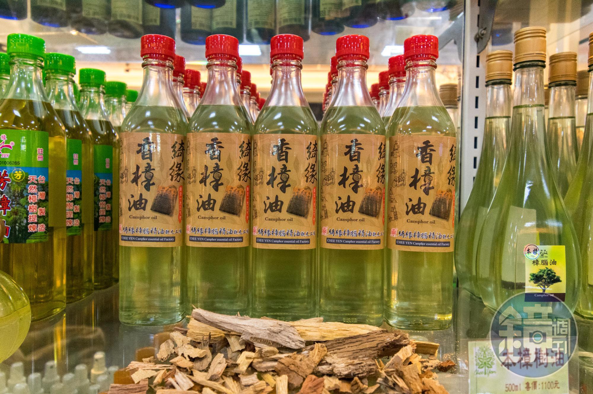 純天然的「香樟油」很受遊客歡迎。（1,100元／瓶）