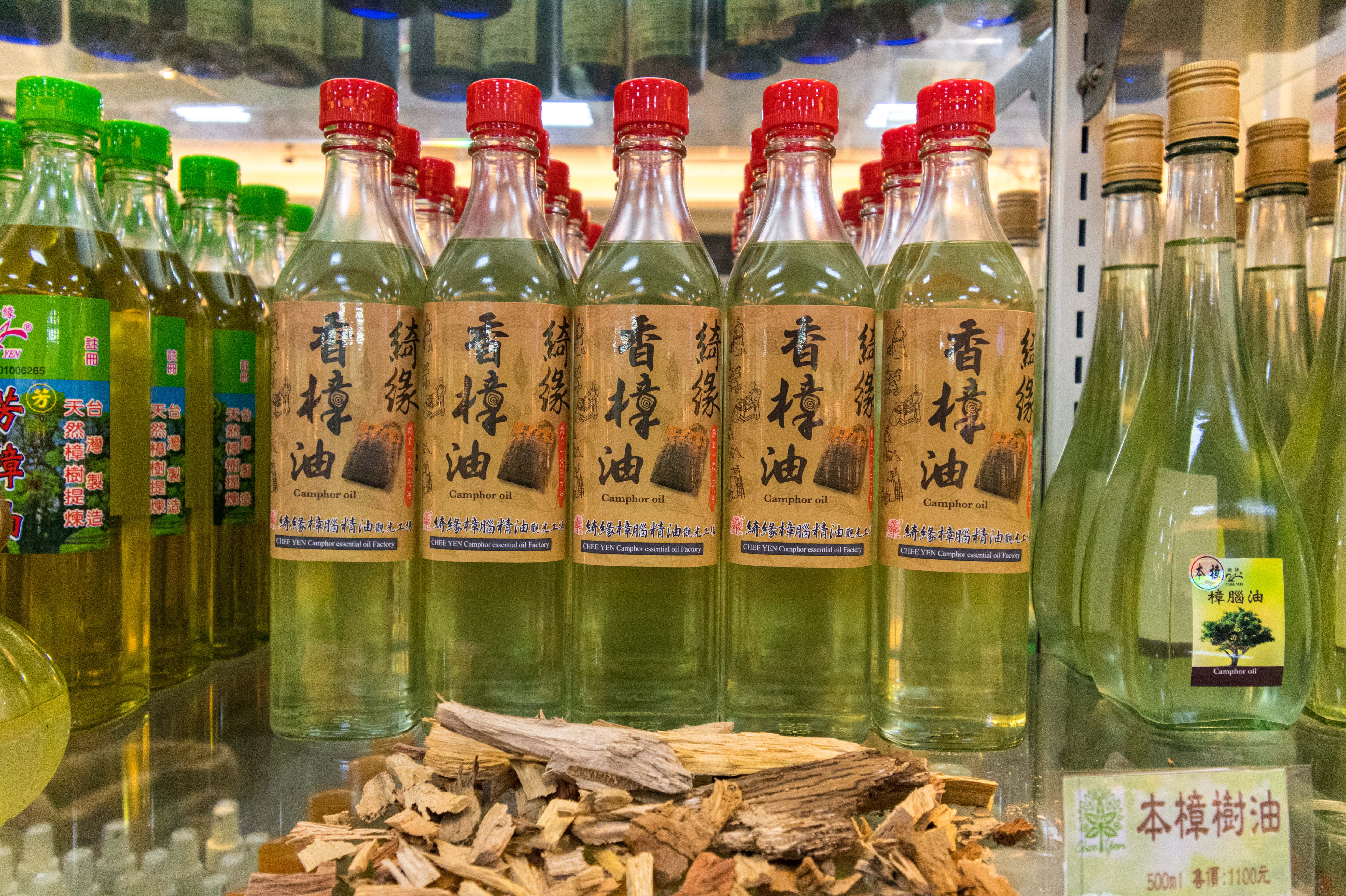純天然的「香樟油」很受遊客歡迎。（1,100元／瓶）