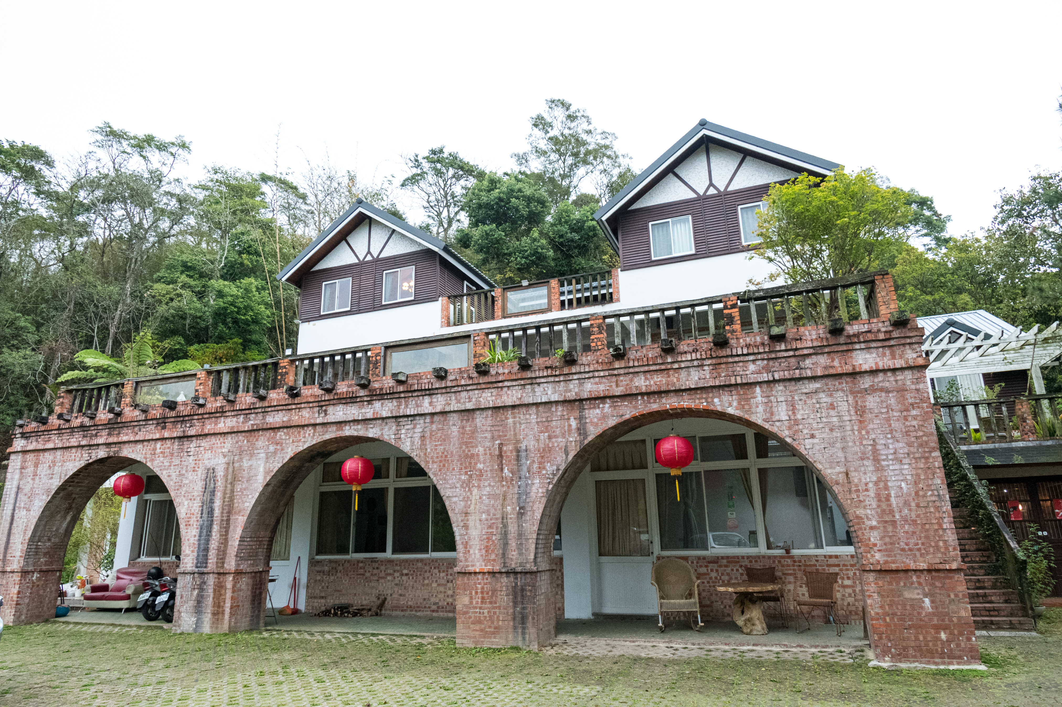 福田瓦舍的外觀與龍騰斷橋有幾分相似。