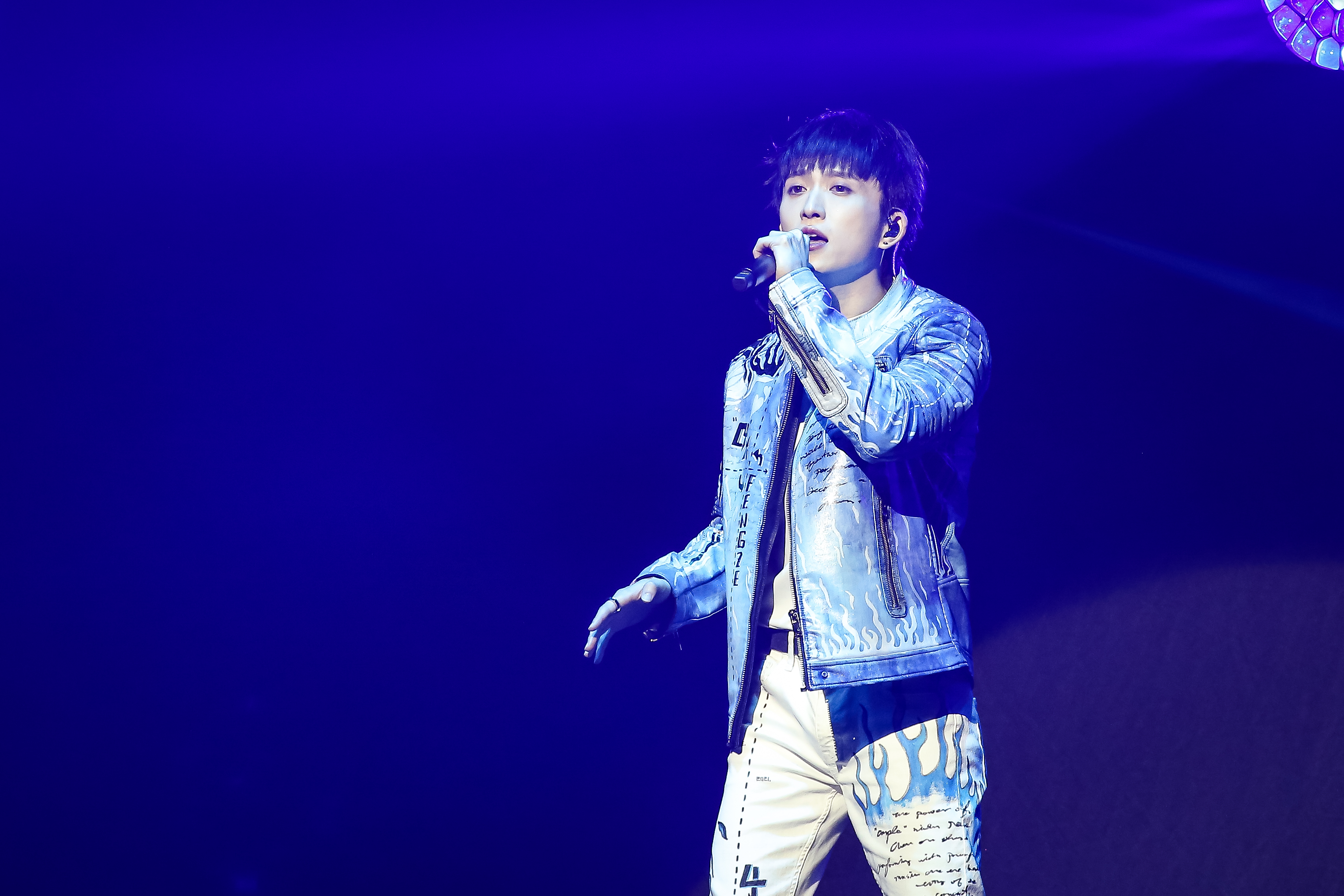 邱鋒澤盡情高唱，抒發心情。