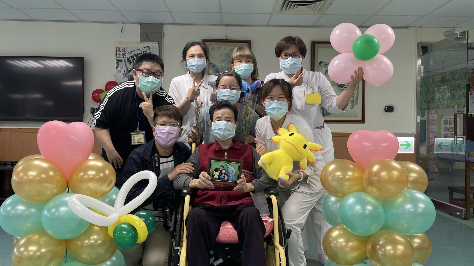 嘉義醫院幫長者歡度母親節,留下珍貴回憶。(嘉義醫院提供)