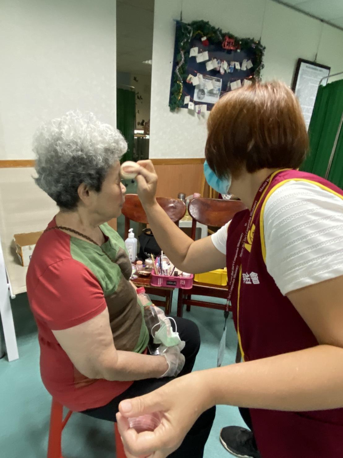 嘉義醫院協助失智失能長者拍攝全家福。(嘉義醫院提供)