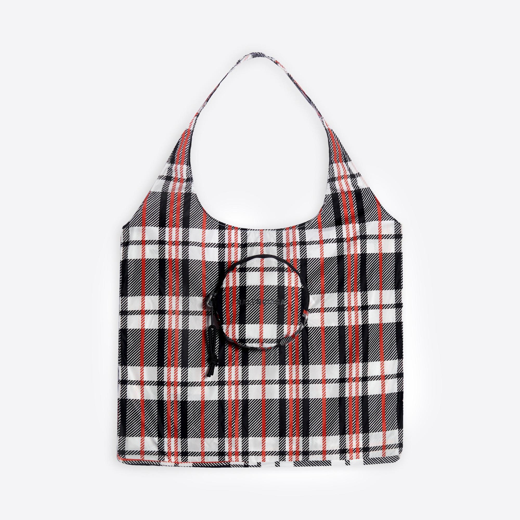 格紋BALENCIAGA 環保購物袋 NT$10,300。（BALENCIAGA提供）