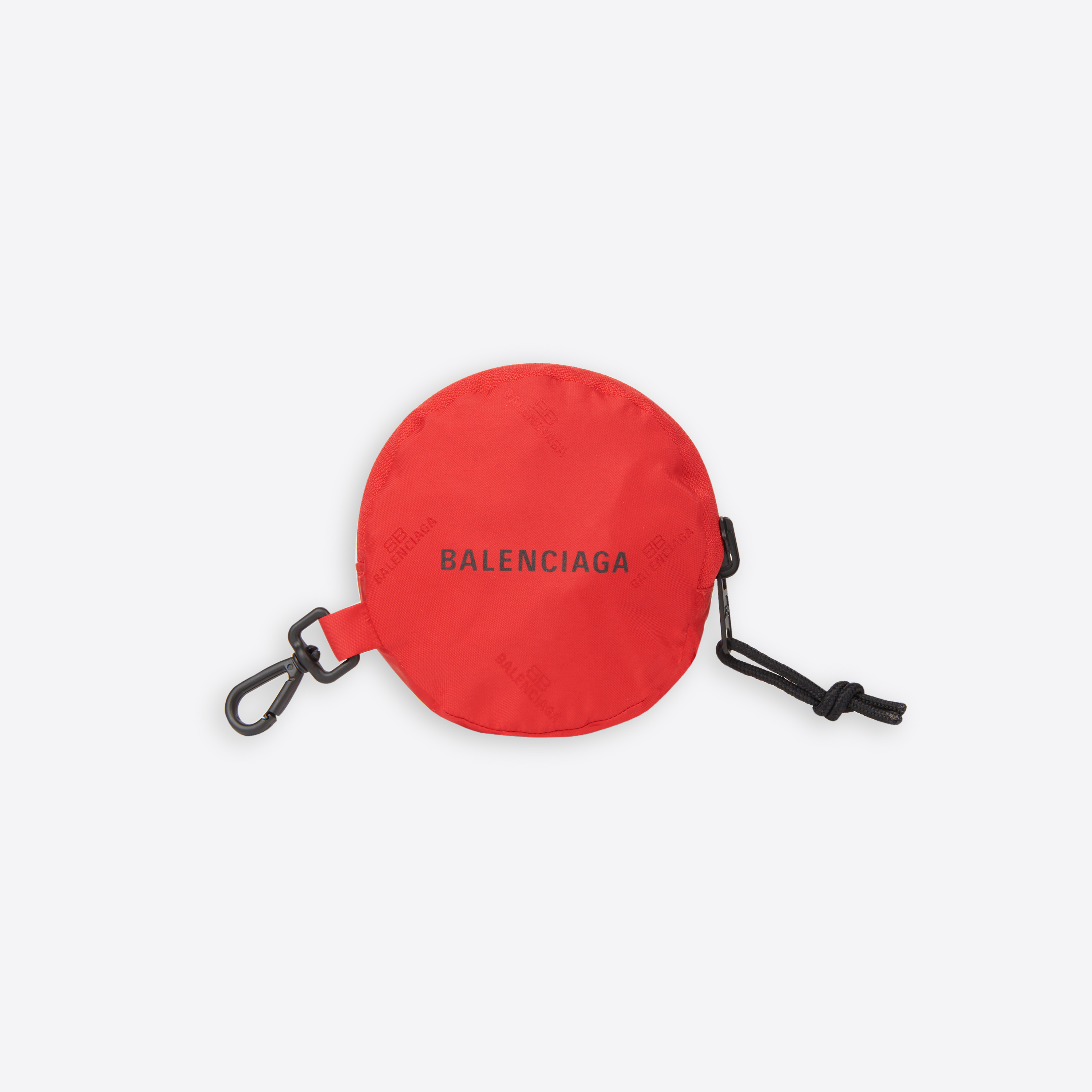 經過摺疊BALENCIAGA 環保購物袋可收成錢包大小,付有扣環可以掛在包包上。(BALENCIAGA提供)