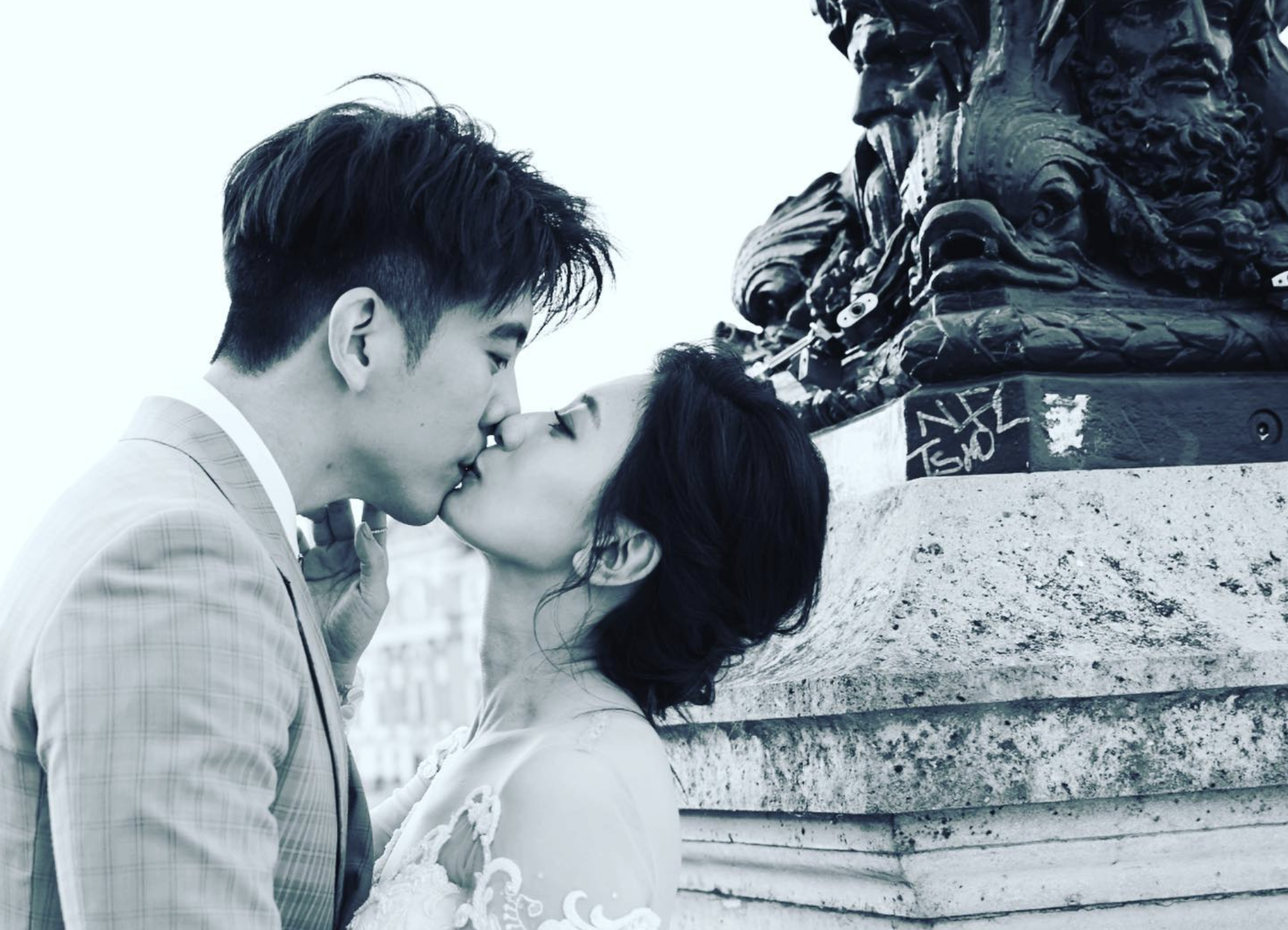 今（9日）母親節，修杰楷PO出和賈靜雯的側面親吻照。（翻攝自修杰楷臉書）