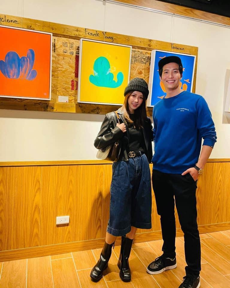 吳翔震除了有美腿,也十分有藝術細胞,寫詩之外去年底開了畫展,除了辛曉琪,邵雨薇也有到場支持。(翻攝自吳翔震臉書)