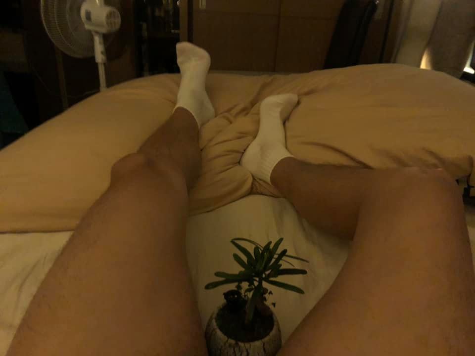 吳翔震經常在粉絲團po出自己的性感美腿照，更會hashtag #Internationalbeautifullegs ，粉絲也愛說想要躺在他大腿內側。（翻攝自吳翔震臉書）  