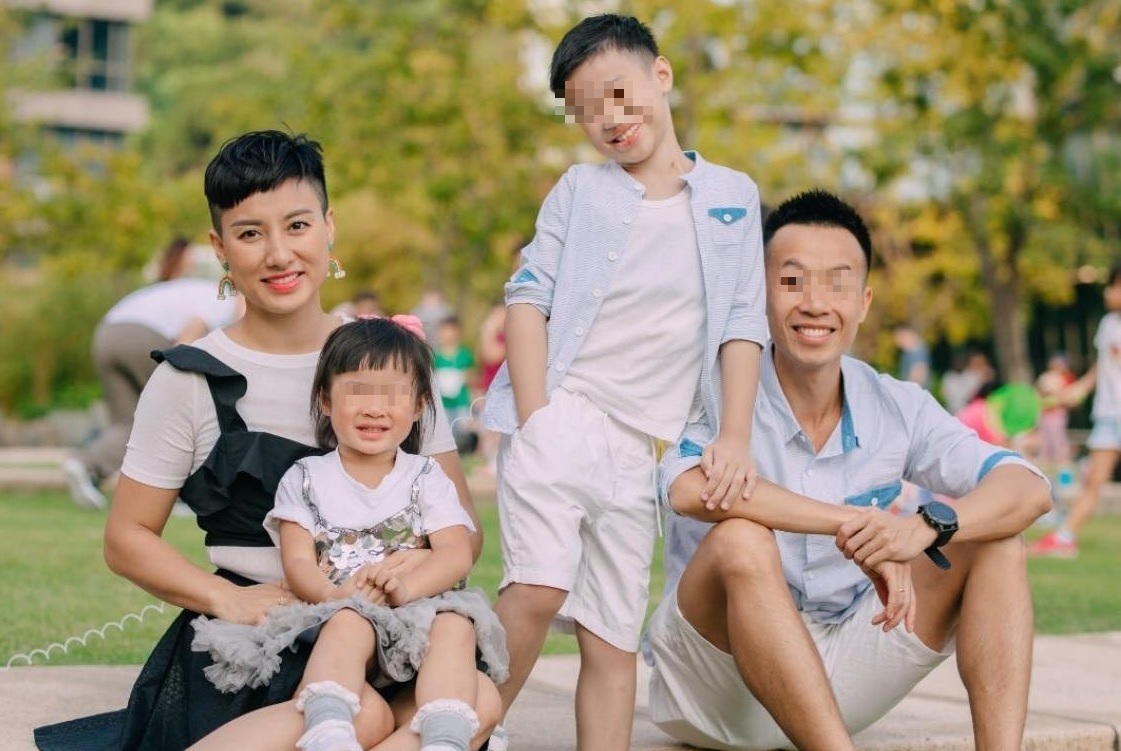 曾瑞珊(左)為了治療兒子的短腸症,去年帶著一雙兒女移民台灣尋求治療。(翻攝自臉書「龍媽日記」)