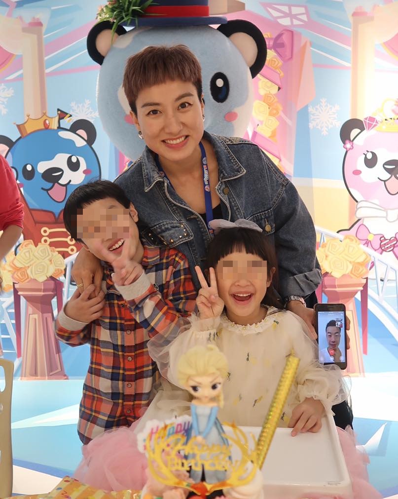 曾瑞珊為照料兒子難免忽略女兒，愧疚表示會用餘生補償她。（翻攝自臉書「龍媽日記」）
