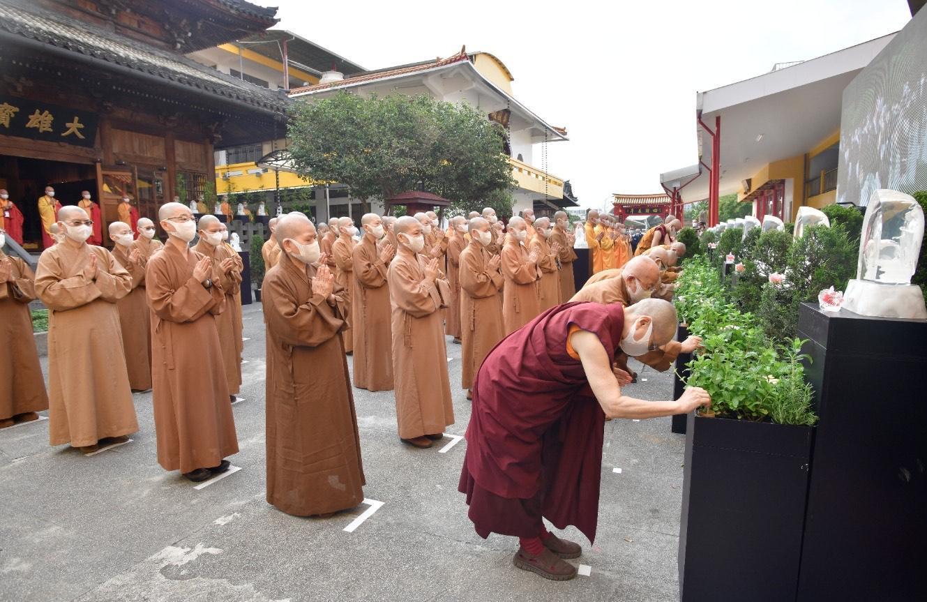 台灣各佛教團體諸山長老們分別在台北臨濟護國禪寺、龍山寺兩地,以視訊連線慈濟花蓮靜思堂主場方式,眾人於雲端相會同步浴佛。(慈濟提供)