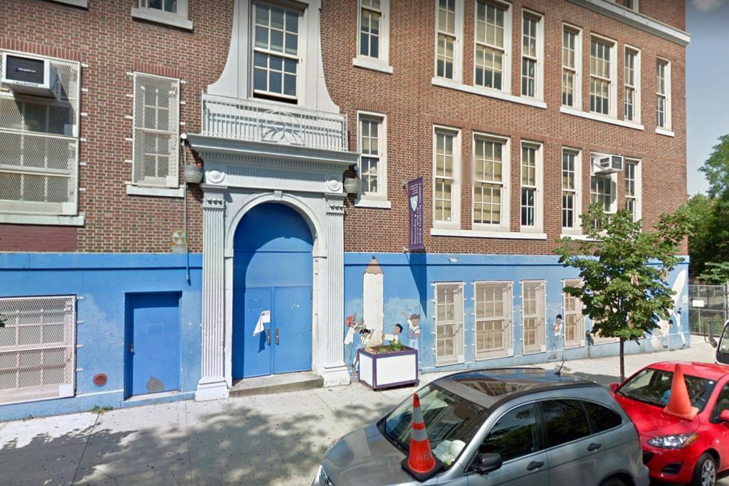 紐約哥倫比亞中學(Columbia Secondary School )發生老師在視訊教學途中做出失序行為,引發家長與校方高度關注。(翻攝自Google Maps)