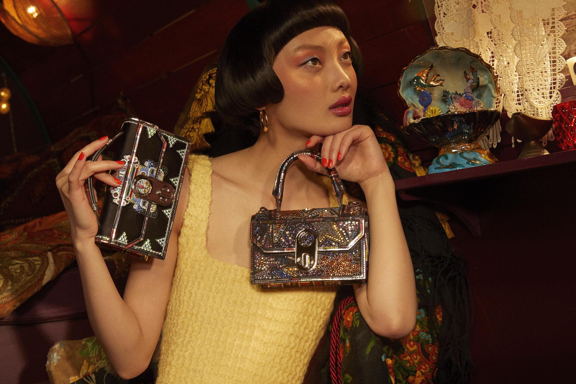 Christian Louboutin自傳統馬賽塔羅牌取材,為品牌設計出全新的TAROT圖案,運用在秋冬系列包款上。(Christian Louboutin提供)