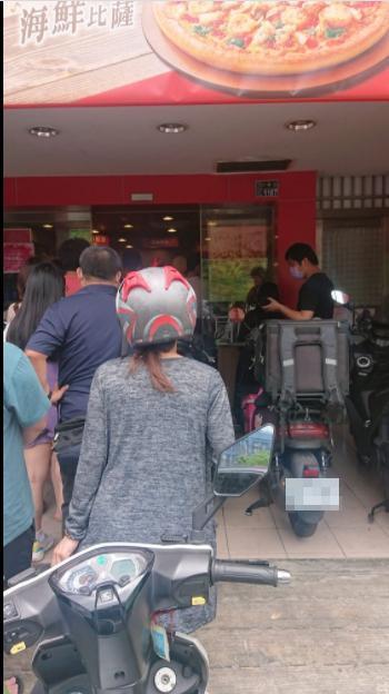 必勝客今天訂單系統當機,導致民眾到門市取餐大排長龍。(翻攝自必勝客 Pizza Hut Taiwan臉書)