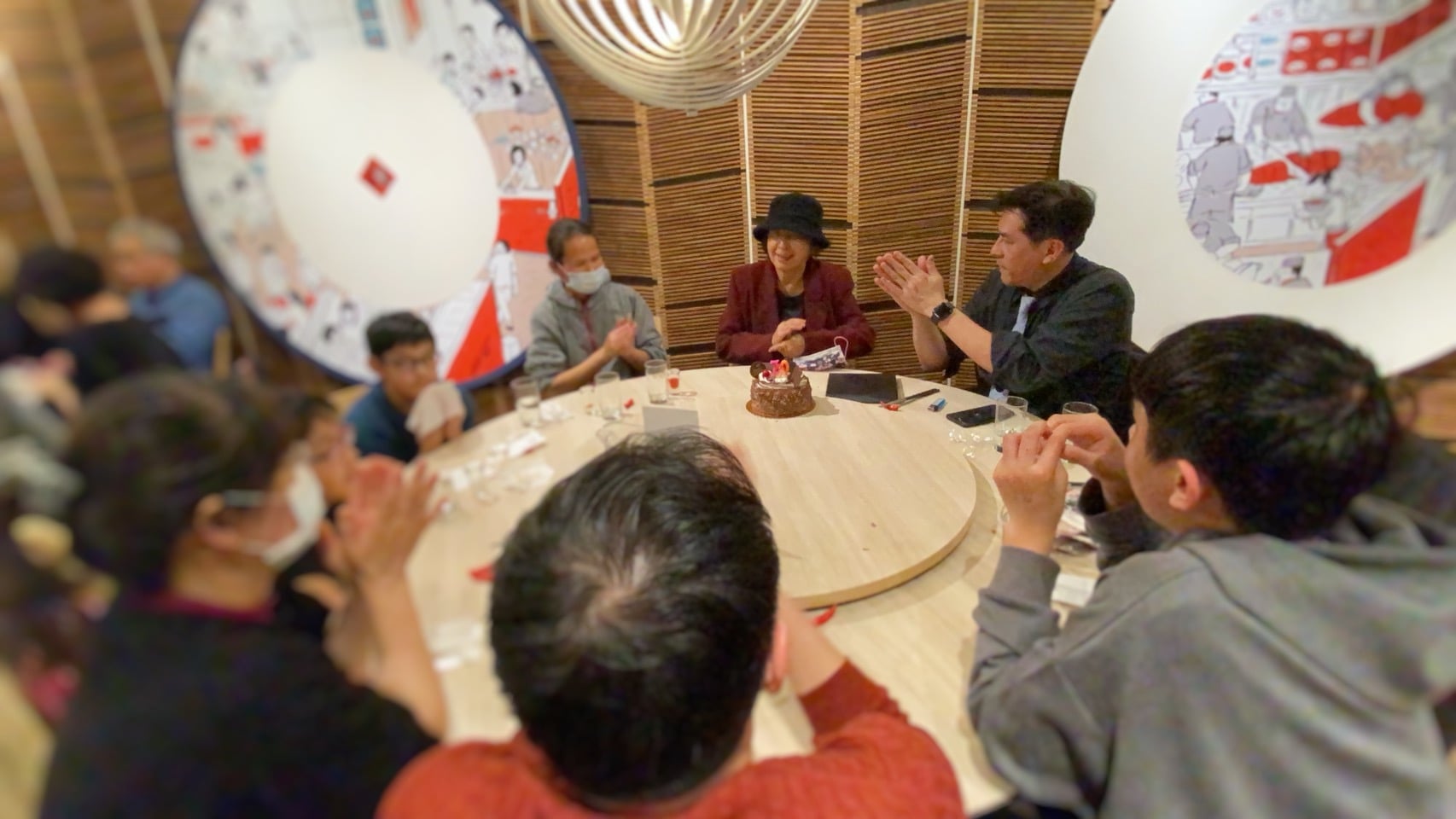 黃暐瀚於母親節貼出陪母親過70大壽的合照，心痛嘆「那晚，媽媽笑得好開心」。（翻攝黃暐瀚臉書）