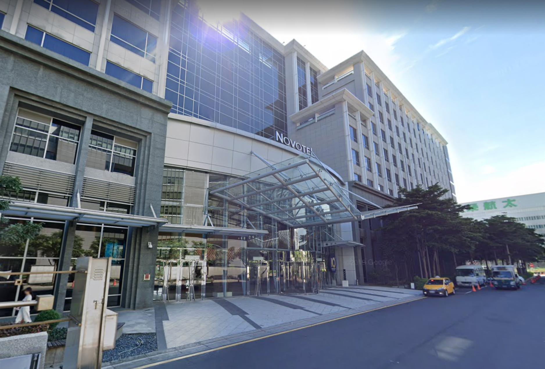 桃園諾富特飯店才因擅自混用防疫旅館與一般觀光住宿遭罰，又被員工爆料員工穿雨衣送餐。（翻攝自Google Map）
