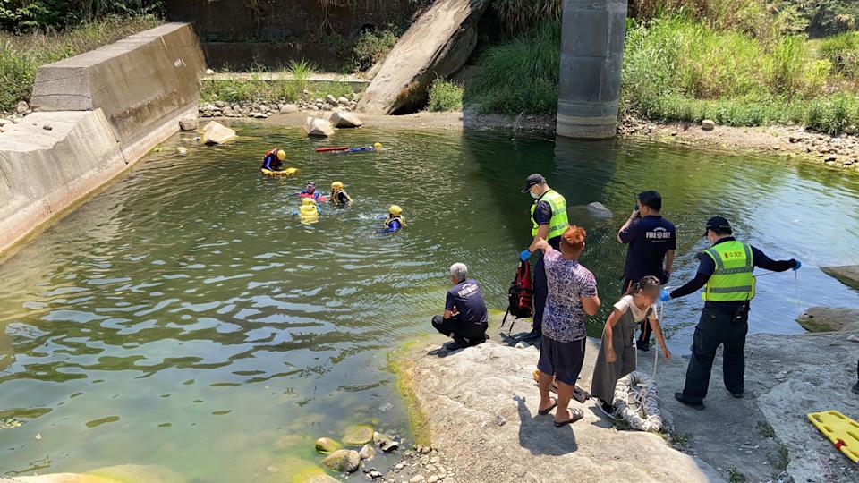 一名男童昨日疑似遭人拉下水溺斃，父親憤怒喊告。（台中市消防局提供）