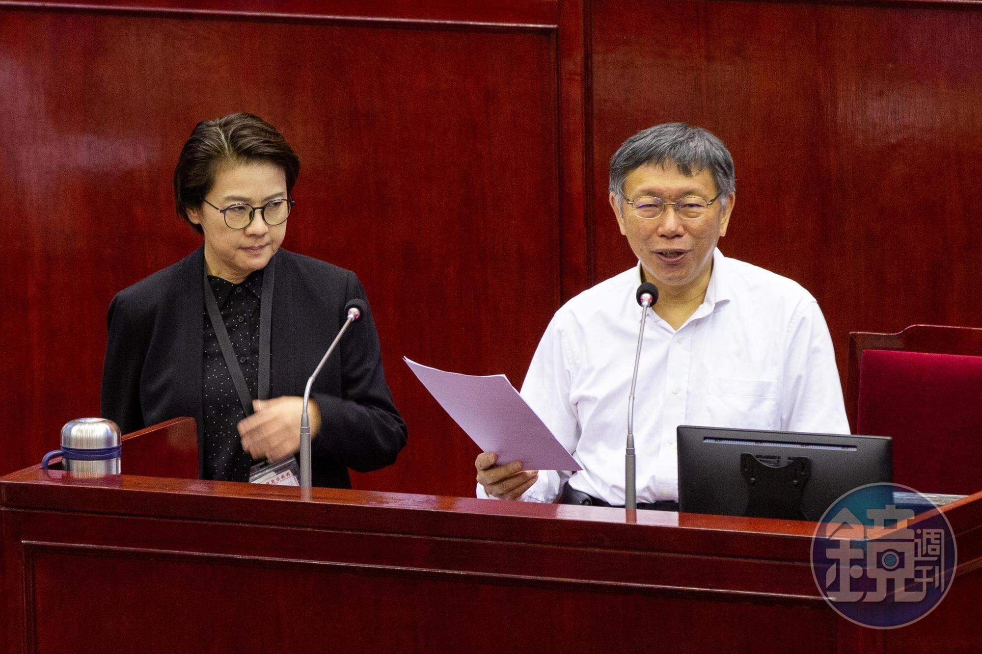 台北市長柯文哲(右)存款較前次申報增加約168萬元,副市長黃珊珊(左)存款微增8萬,債務增加116萬餘元。
