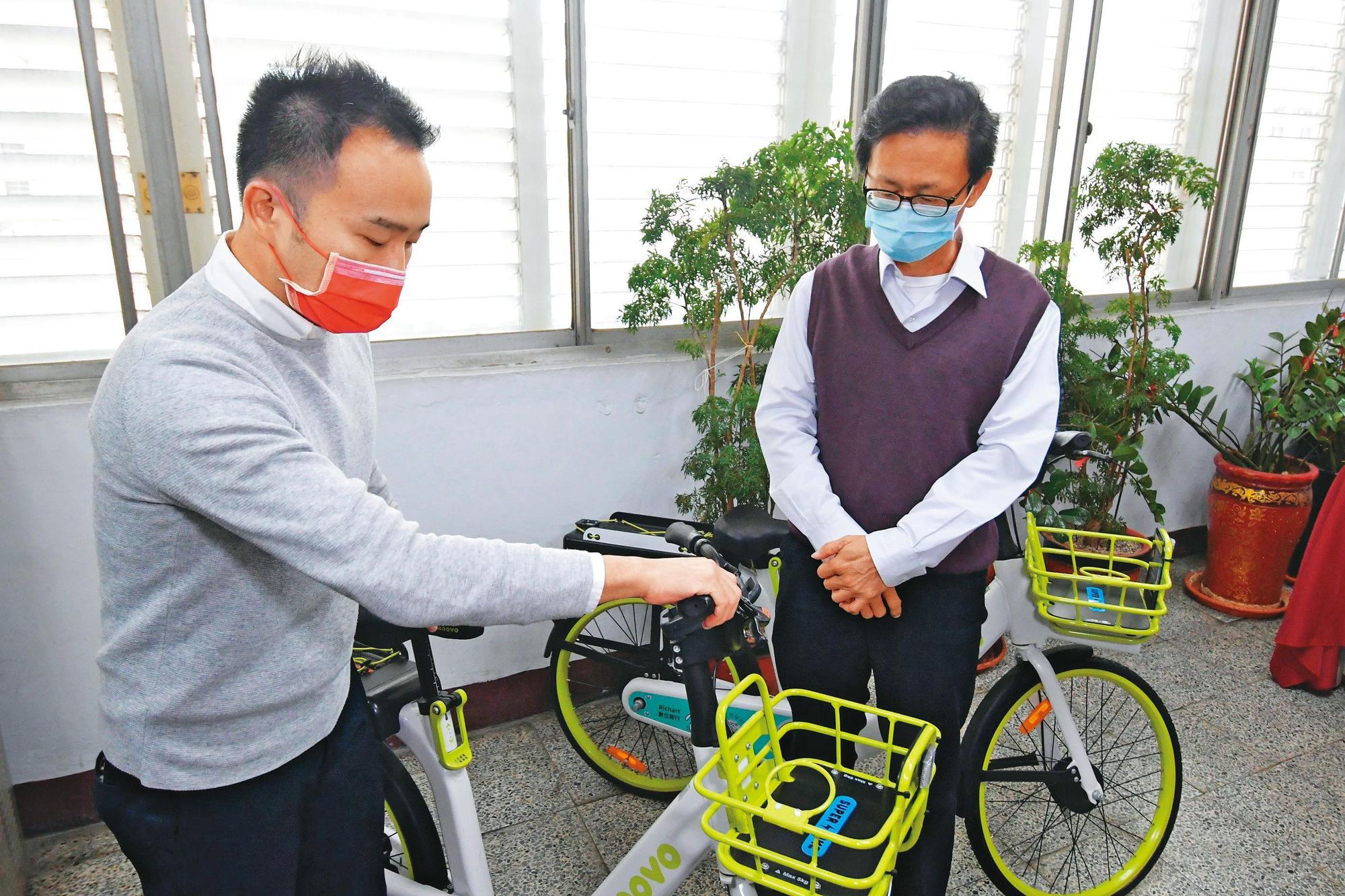 彰縣府年初記者會田飛鵬(右)開心宣布,7月起將由MOOVO接手YouBike經營公共自行車,未料鬧出系統交接爭議。(彰化縣城市暨觀光發展處提供)