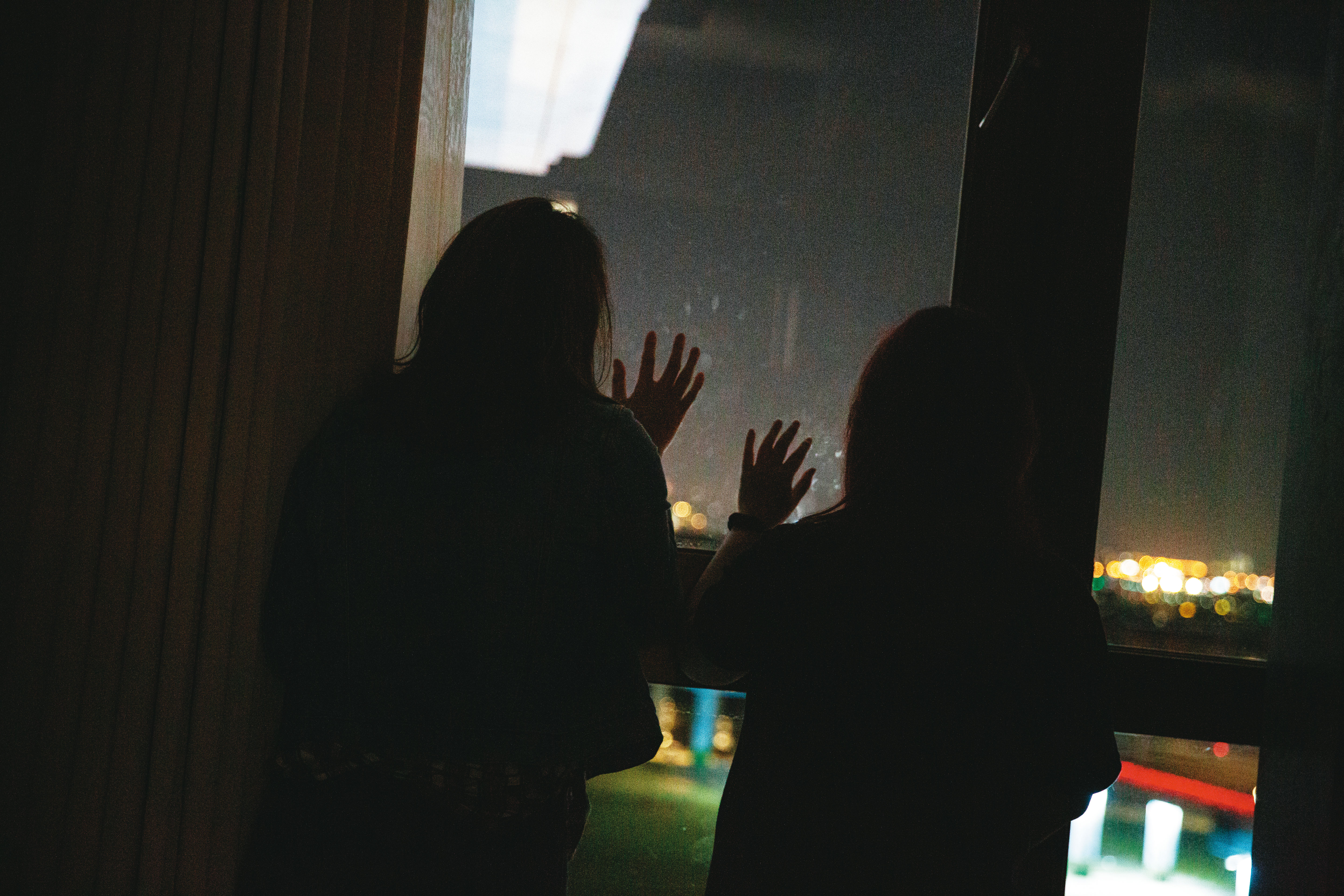 受害者A女（右）及B女（左）一同出面指控何姓教練的渣男行徑。