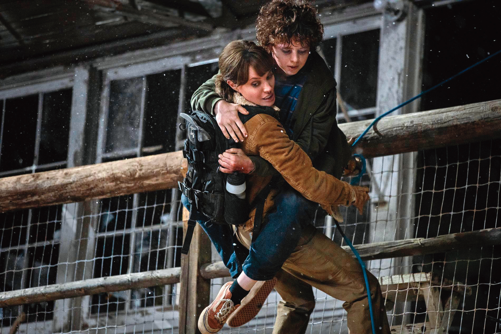 安潔莉娜裘莉帶著男孩逃命，男孩讓她過往的創傷得到救贖，兩人間有感人互動。（華納提供）