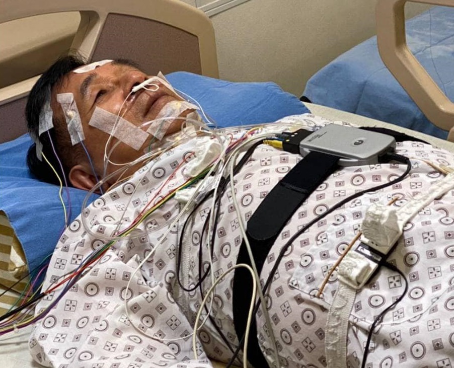 前總統陳水扁因睡眠呼吸的檢查全身纏滿電線。（翻攝自YonGe Chen臉書）