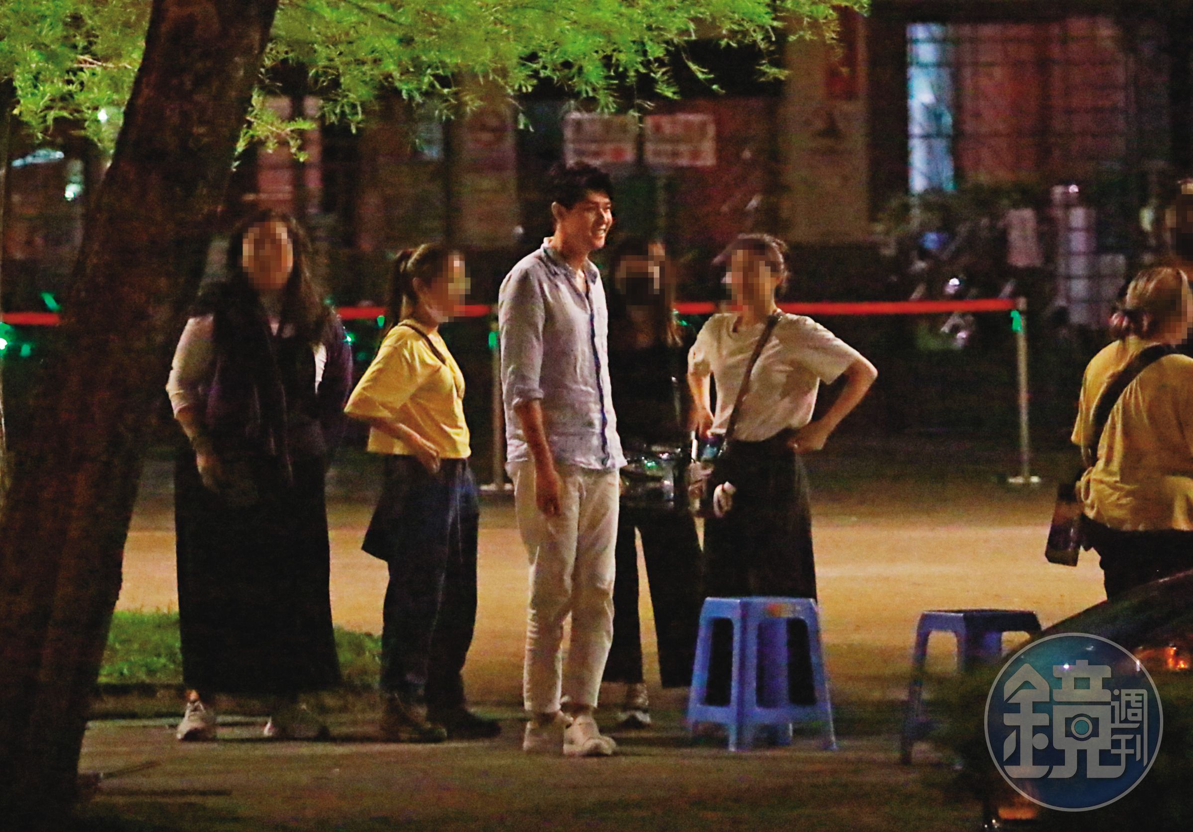01：59，化好妝後，李玉璽起身搭車，前往下一個拍攝地點。