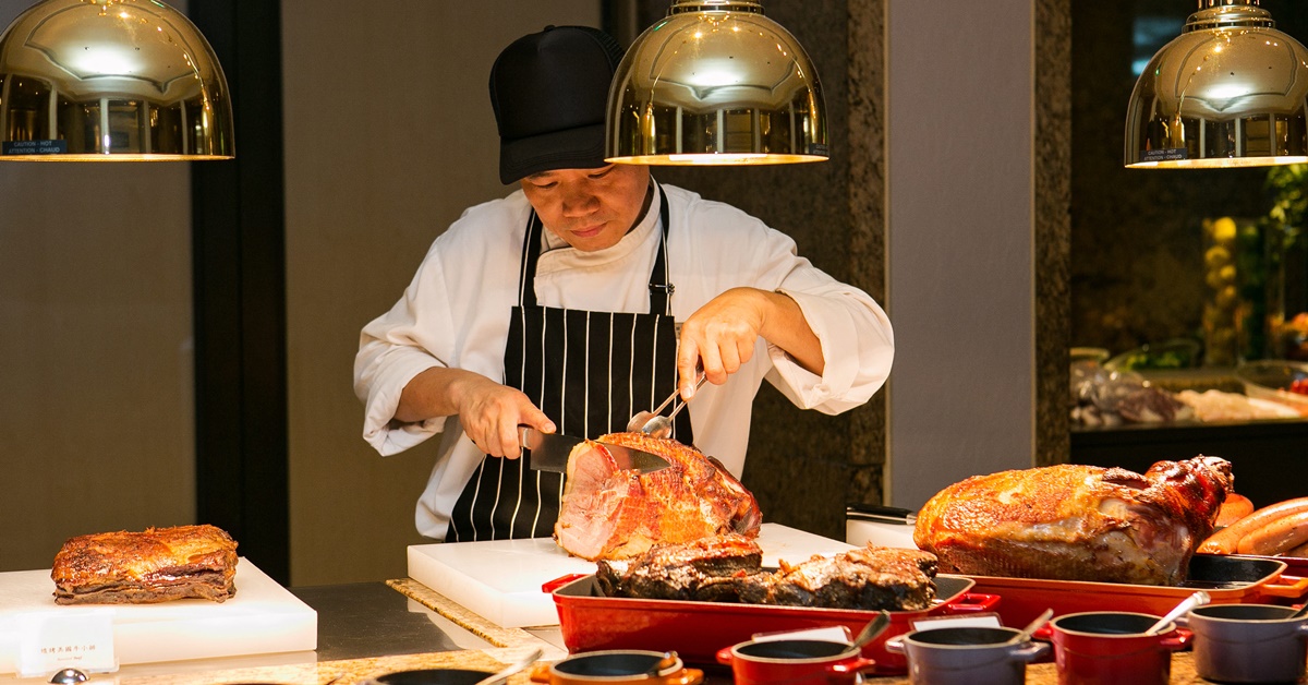 國賓大飯店改建前以滿滿的肉食料理:爐烤牛小排、現切煙燻帶骨火腿、生魚片、握壽司、炙燒握壽司等酬謝老饕,優惠價格800元起。