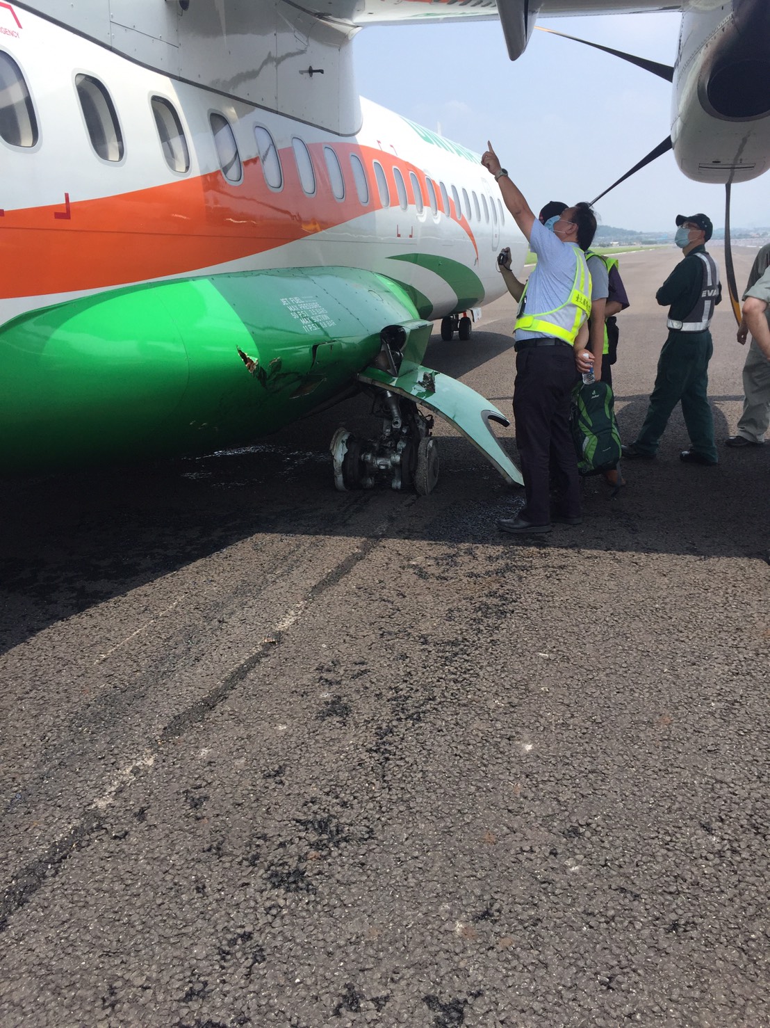 立榮航空公司B79091班機右側主輪受損。（讀者提供）